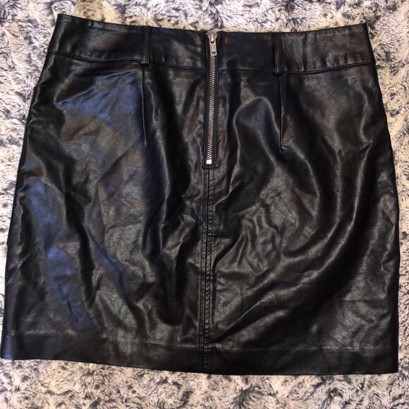 Faux leather skirt - Picture 3 of 5